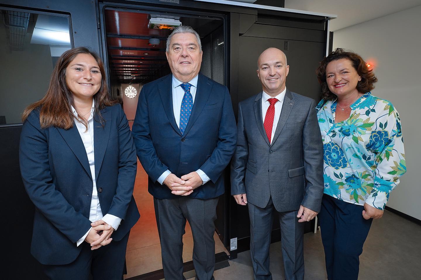 Visite des locaux du Groupe telis par Son excellence le Ministre d'Etat Pierre Dartout